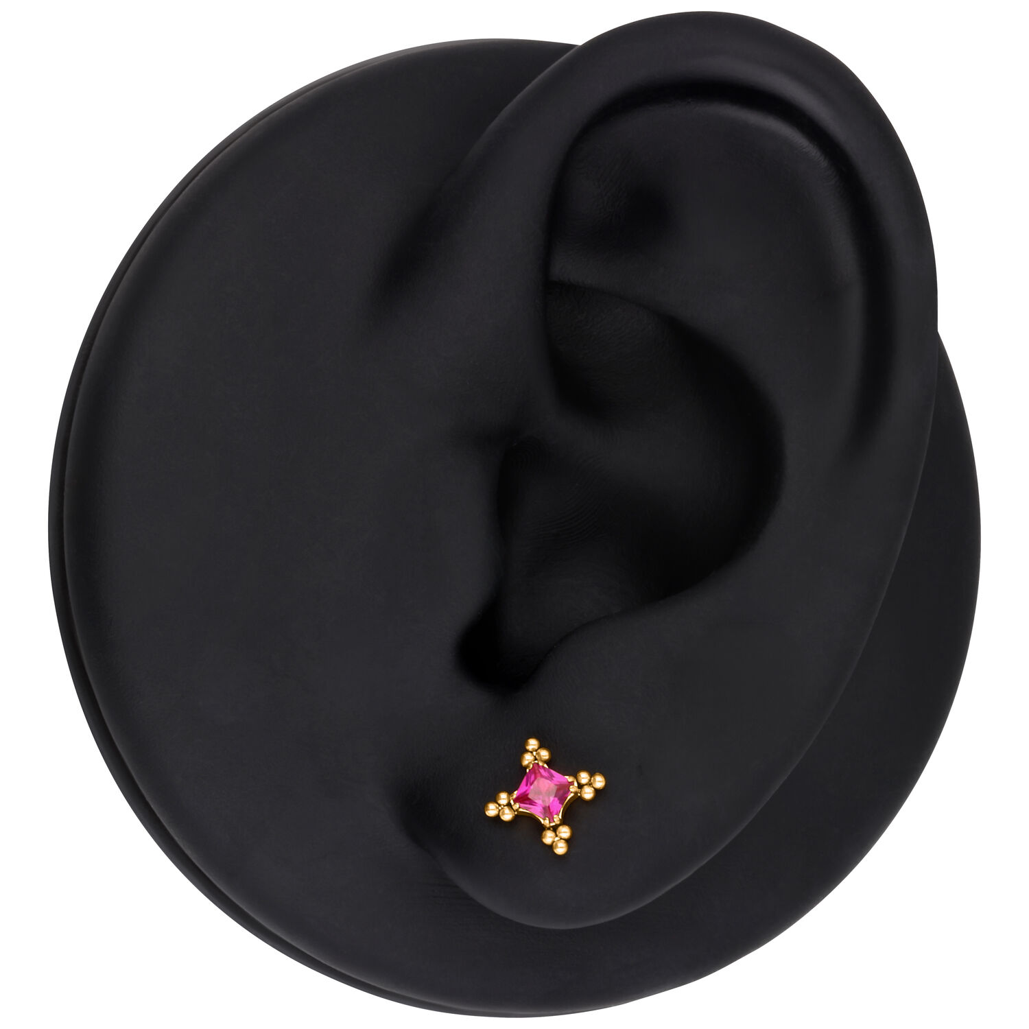 Modello di orecchio nero con inserto dorato e cristallo rosso, forma rotonda