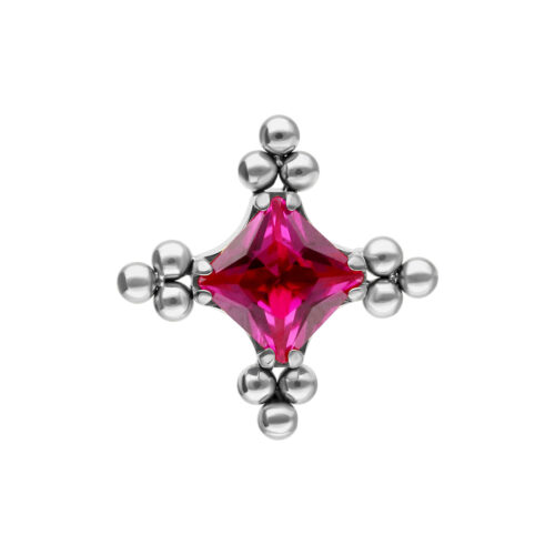 Accessorio argento con cristallo rubino e motivo a bolle su sfondo bianco