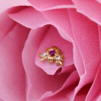 Fiore d'Oro con Rubino e Cristalli su petalo rosa