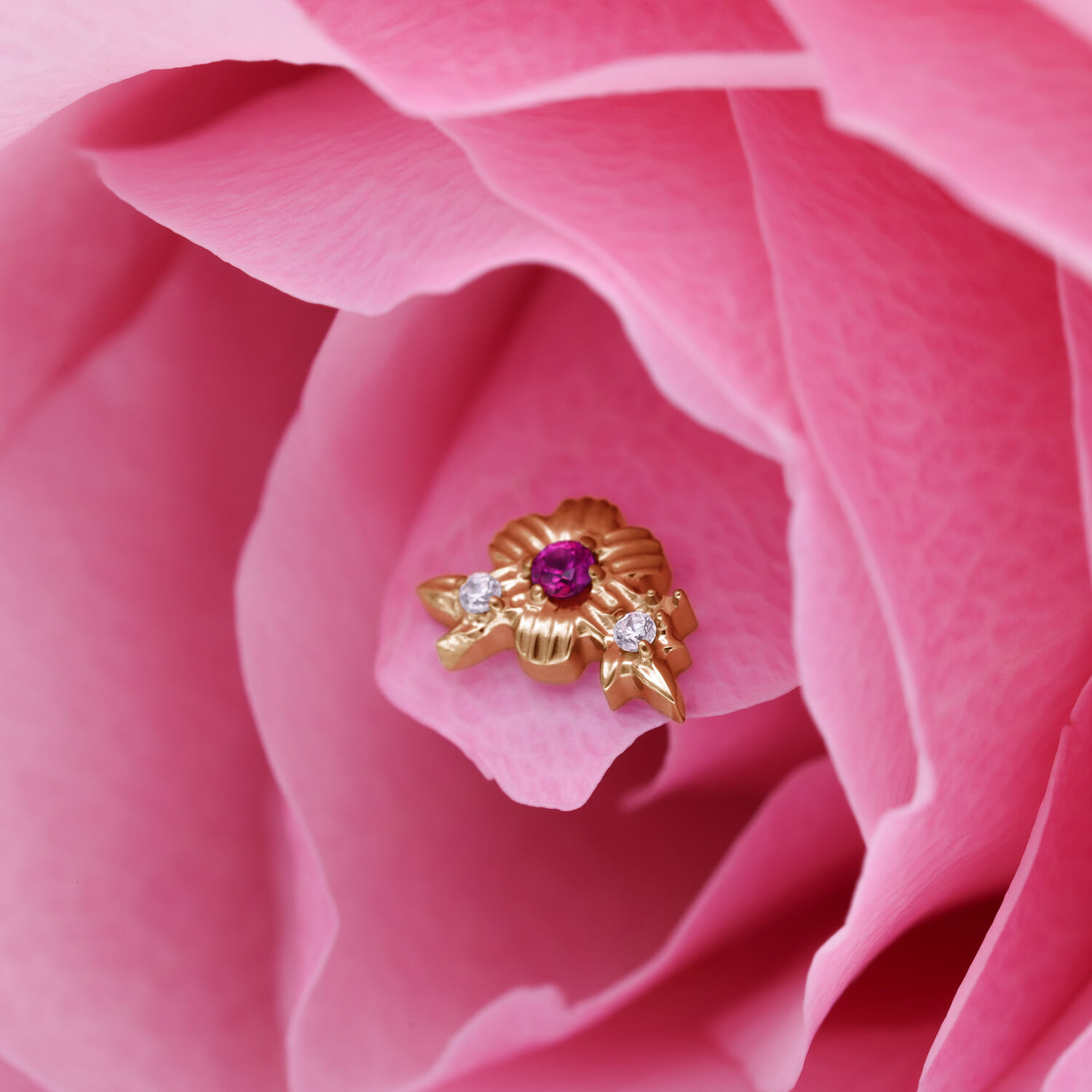 Fiore d'Oro con Rubino e Cristalli su petalo rosa