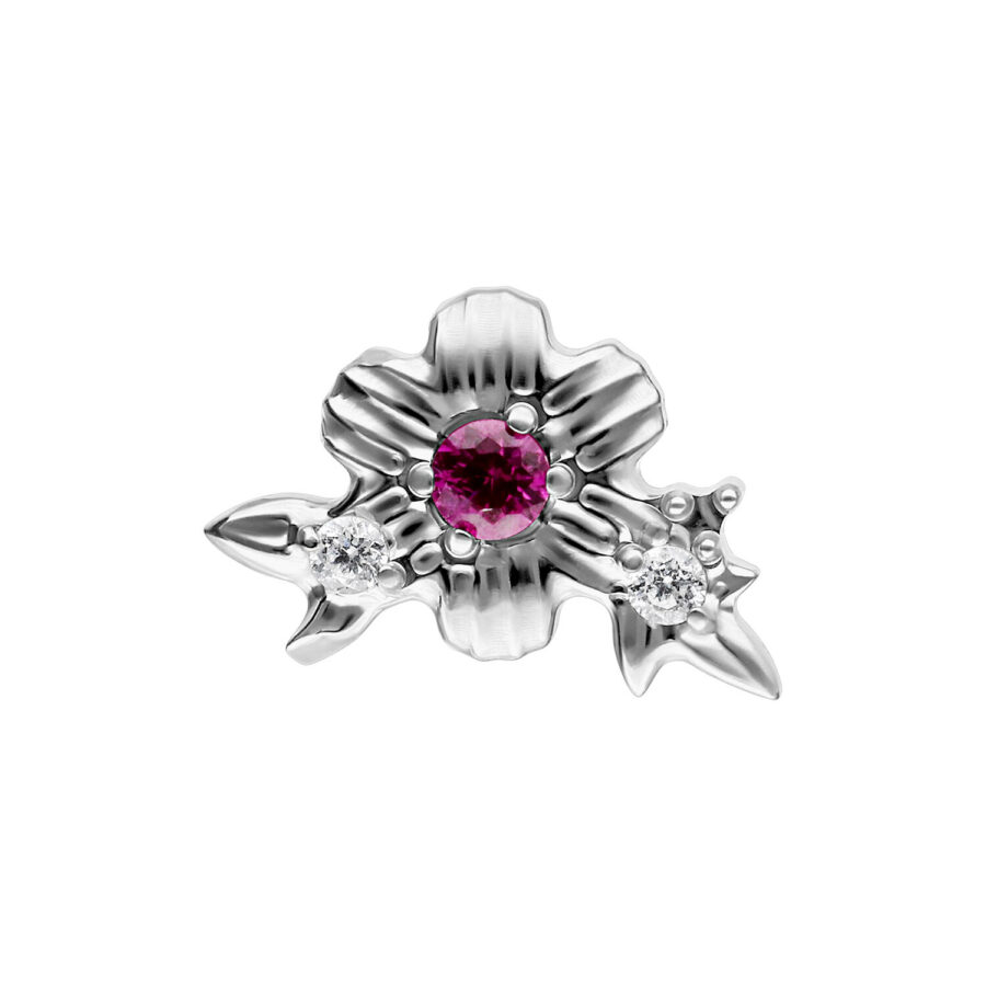 Accessorio floreale in argento con cristallo rosso e due cristalli chiari su sfondo bianco