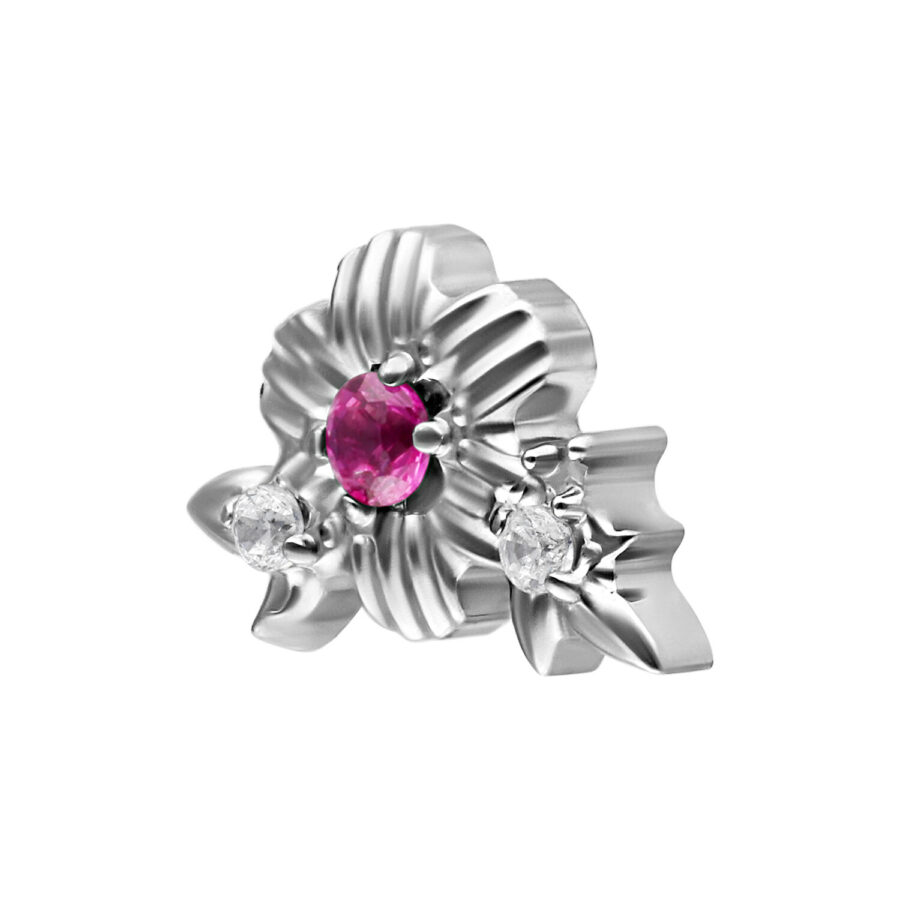 Fiore argento con cristallo rosso al centro e due cristalli chiari, su sfondo bianco