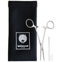 Kit Cambio Piercing con Borsa Pinza per piercing in argento e aghi accanto a borsa nera con logo Wildcat