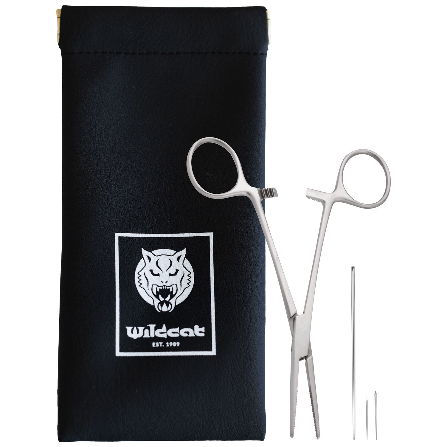 Kit Cambio Piercing con Borsa Pinza per piercing in argento e aghi accanto a borsa nera con logo Wildcat