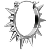 Orecchino argento con borchie appuntite su sfondo bianco