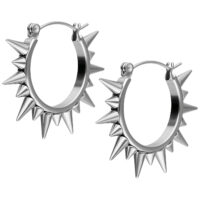 Coppia di orecchini a spillo in acciaio chirurgico argento con punte su sfondo bianco