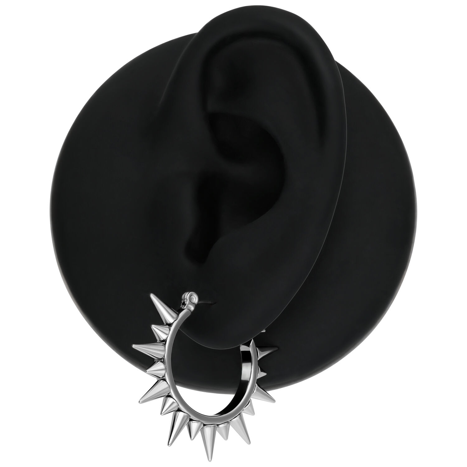 Orecchini Spiked in argento su un modello di orecchio nero su sfondo bianco