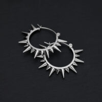 Due cerchi argentati con punte su sfondo nero