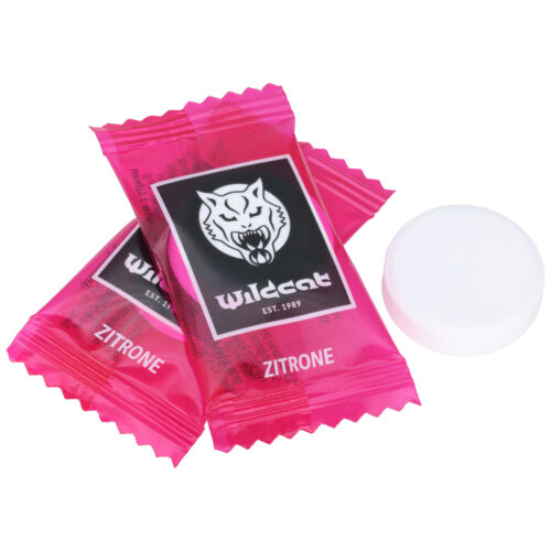 Due caramelle al destrosio Wildcat rosa con gusto limone su sfondo bianco