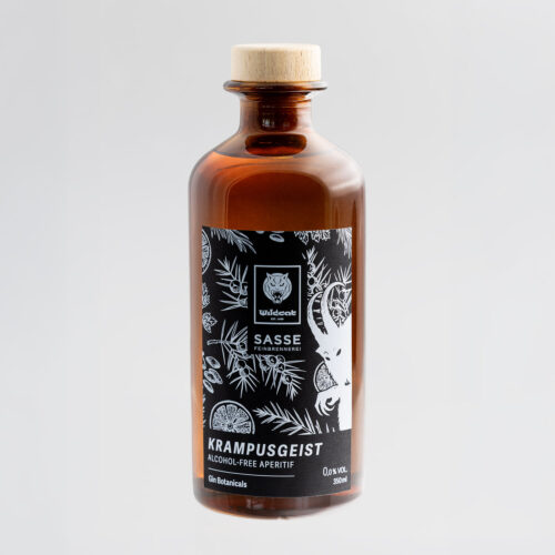 Bottiglia di vetro marrone con etichetta nera, motivi botanici, sfondo grigio