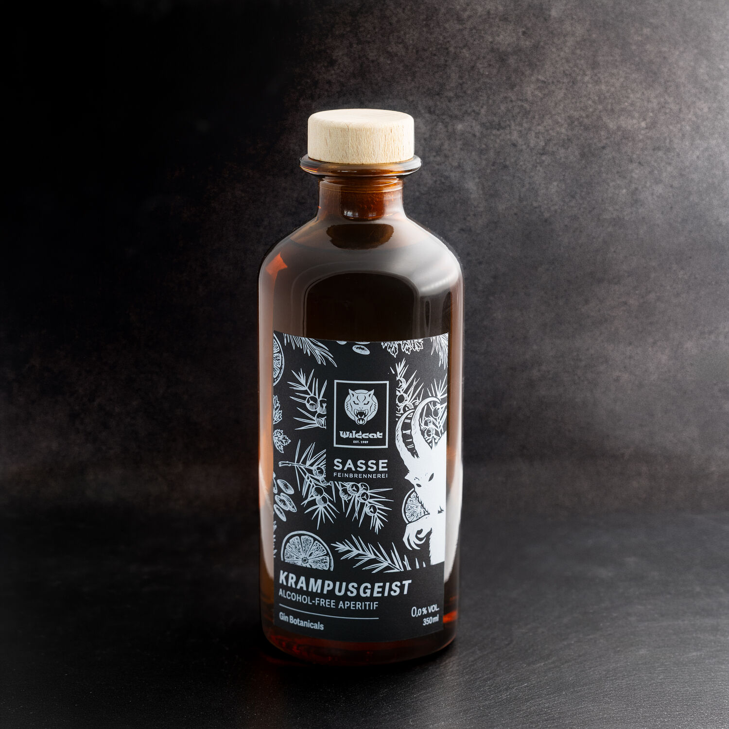 Wildcat Gin analcolico 0,35L bottiglia Bottiglia di vetro marrone con design Wildcat su sfondo scuro
