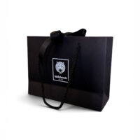 Borsa regalo nera con logo Wildcat e manici in corda su sfondo bianco