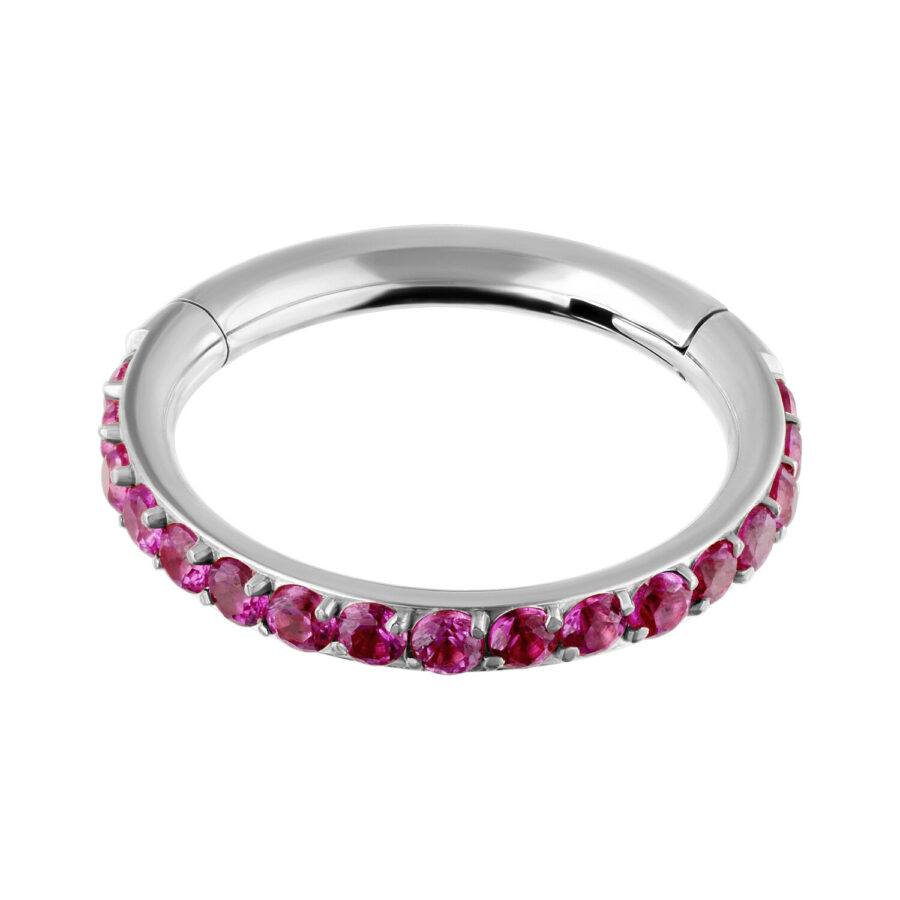 Anello argento con cristalli rossi su sfondo bianco