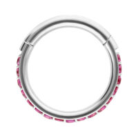 Anello in argento con cristalli rossi, diametro interno 12 mm, su sfondo bianco