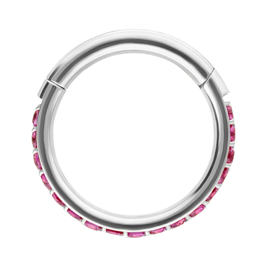 Anello in argento con cristalli rossi, diametro interno 12 mm, su sfondo bianco