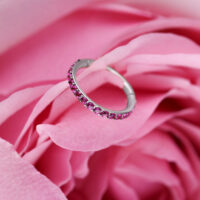 Anello clicker argento con cristalli rossi su petali rosa