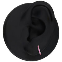 Clicker argento con cristalli rossi su un modello di orecchio nero