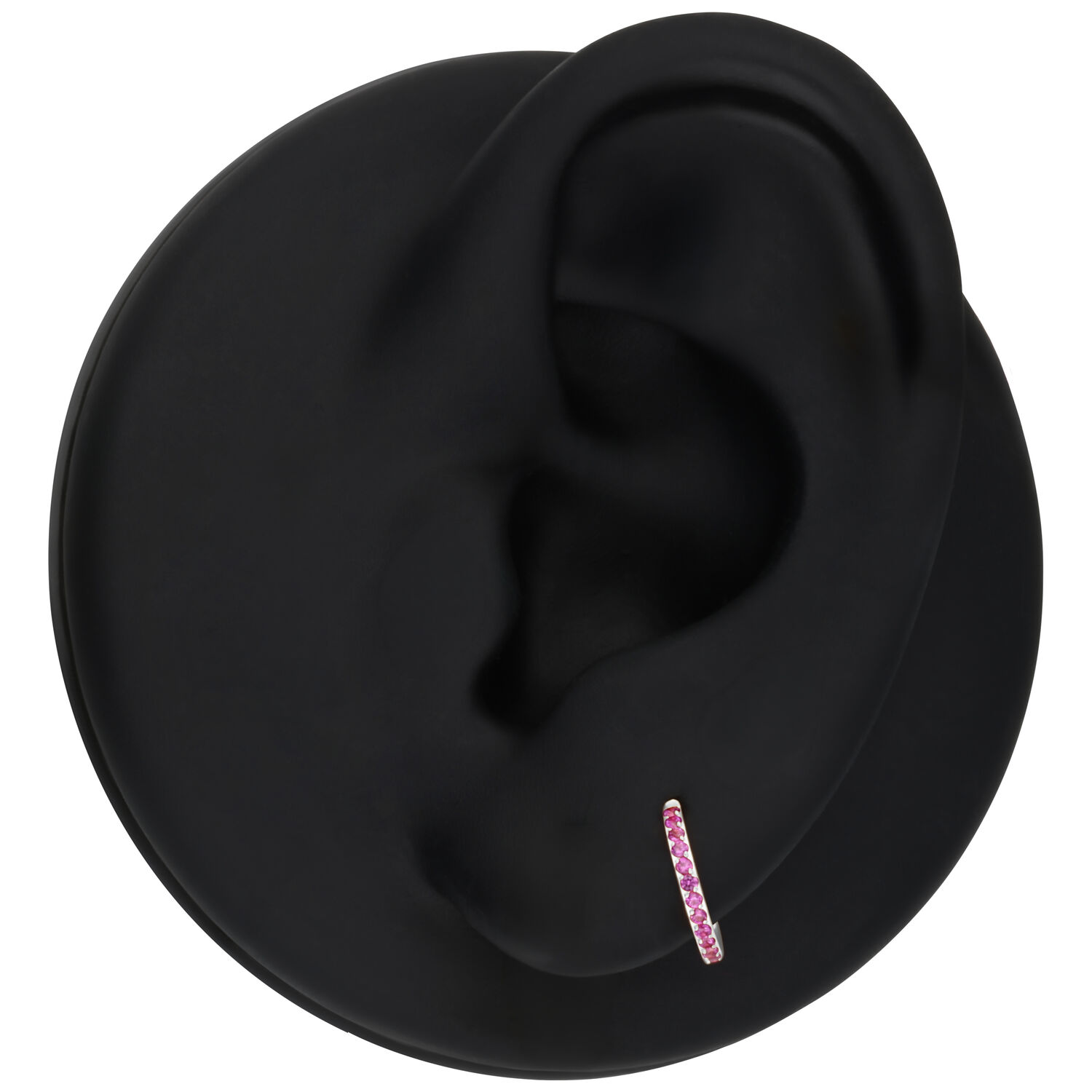 Clicker argento con cristalli rossi su un modello di orecchio nero