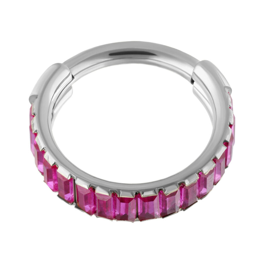 Anello in argento con cristalli baguette rossi su sfondo bianco
