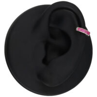 Modello di orecchio nero con anello argento, cristalli rossi