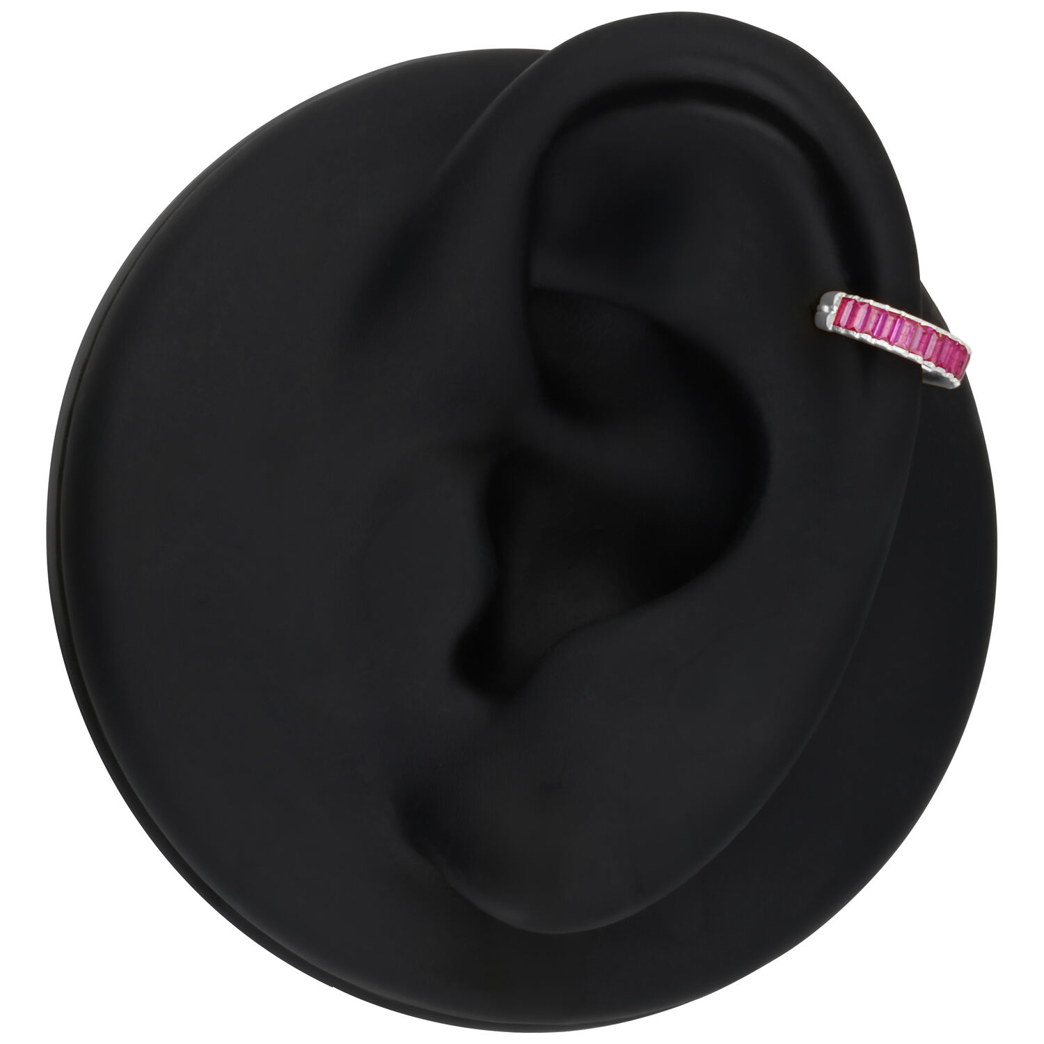 Modello di orecchio nero con anello argento, cristalli rossi