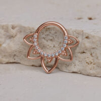 Clicker per setto in oro rosa con cristalli chiari su pietra chiara