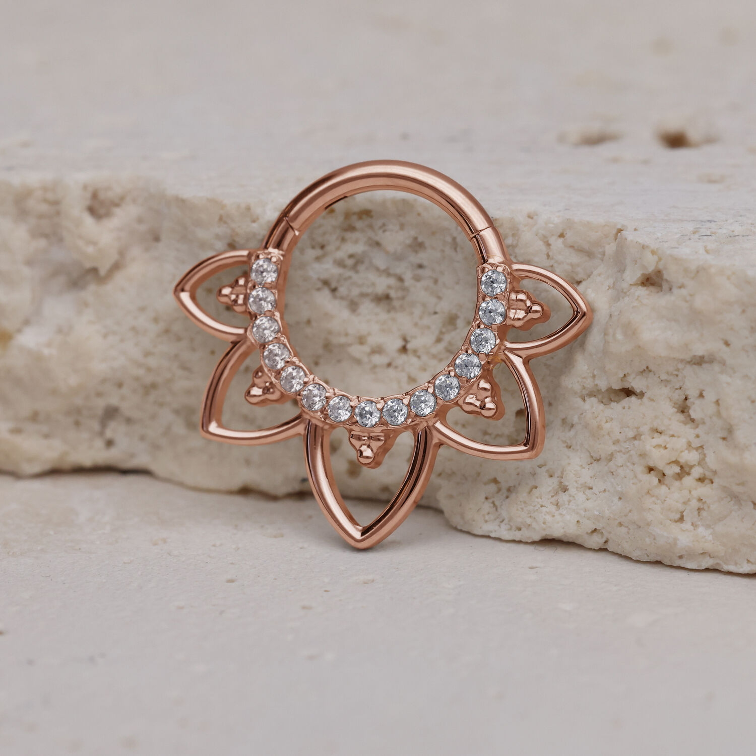 Clicker per setto in oro rosa con cristalli chiari su pietra chiara