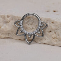 Clicker per setto in argento con cristalli chiari su pietra chiara