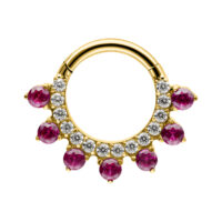 Anello piercing dorato con rubini rossi e cristalli chiari su sfondo bianco