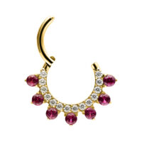 Anello piercing clicker dorato con cristalli rossi e chiari su sfondo bianco