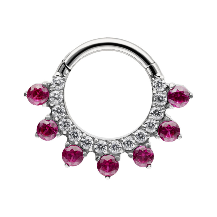 Anello piercing argentato con cristalli rossi e chiari su sfondo bianco
