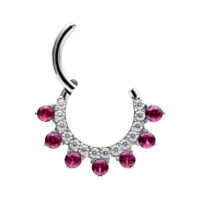 Anello piercing argento con cristalli rossi su sfondo bianco