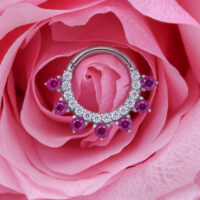 Anello piercing argento con cristalli rossi su petalo di rosa rosa