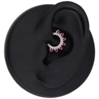 Anello piercing in argento con cristalli rossi su display nero per orecchio
