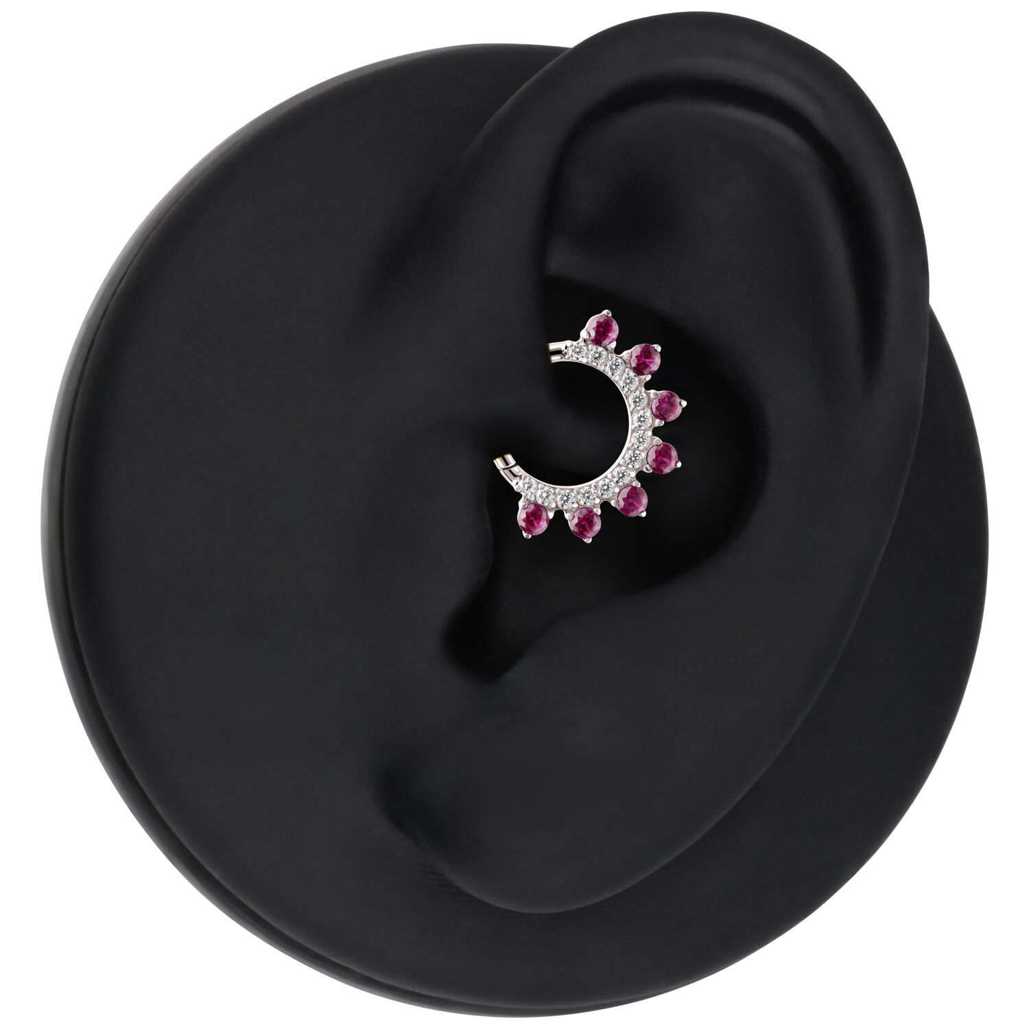 Anello piercing in argento con cristalli rossi su display nero per orecchio