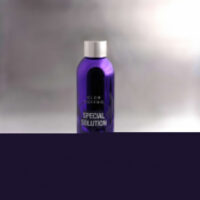 Flacone lilla Aloe Tattoo Special Solution con tappo nero su sfondo bianco