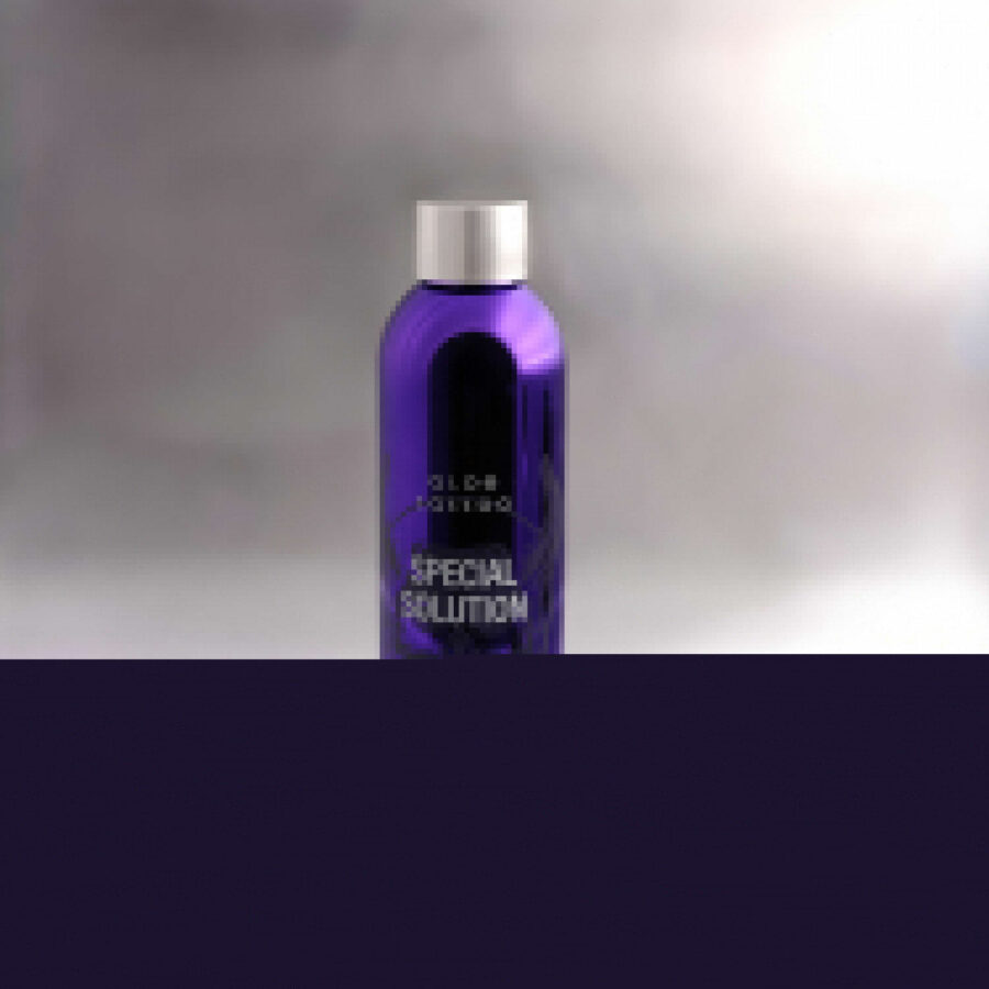 Flacone lilla Aloe Tattoo Special Solution con tappo nero su sfondo bianco