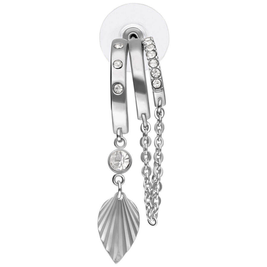 Due orecchini d'argento con strass e pendente a catena a forma di foglia su sfondo bianco