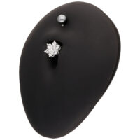 Banana Barbell d'Argento con Fiore di Cristallo Banana barbell d'argento con cristalli chiari su display nero