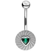 Bananabell in argento con design a cuore rigato e pietra verde smeraldo su sfondo bianco