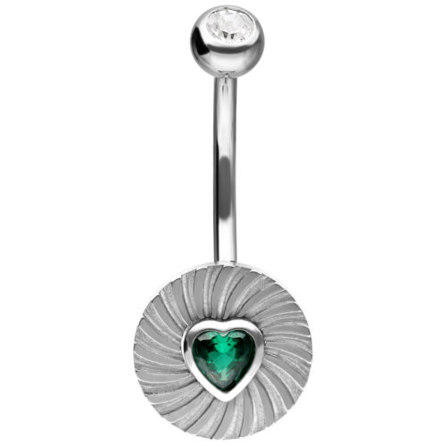 Bananabell in argento con design a cuore rigato e pietra verde smeraldo su sfondo bianco
