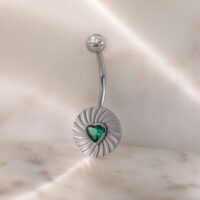 Bananabell argento con cuore verde smeraldo su sfondo marmorizzato