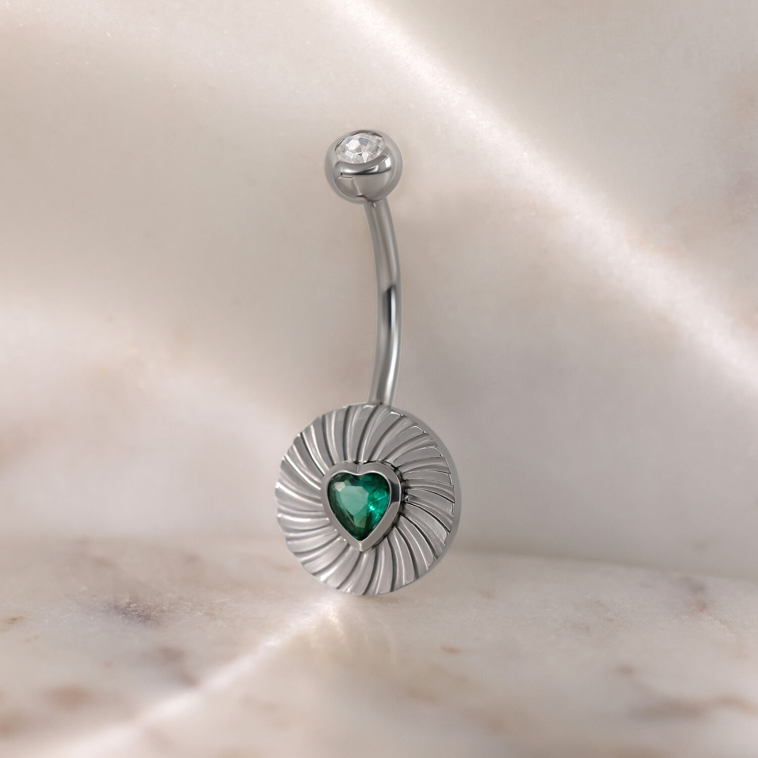 Bananabell argento con cuore verde smeraldo su sfondo marmorizzato
