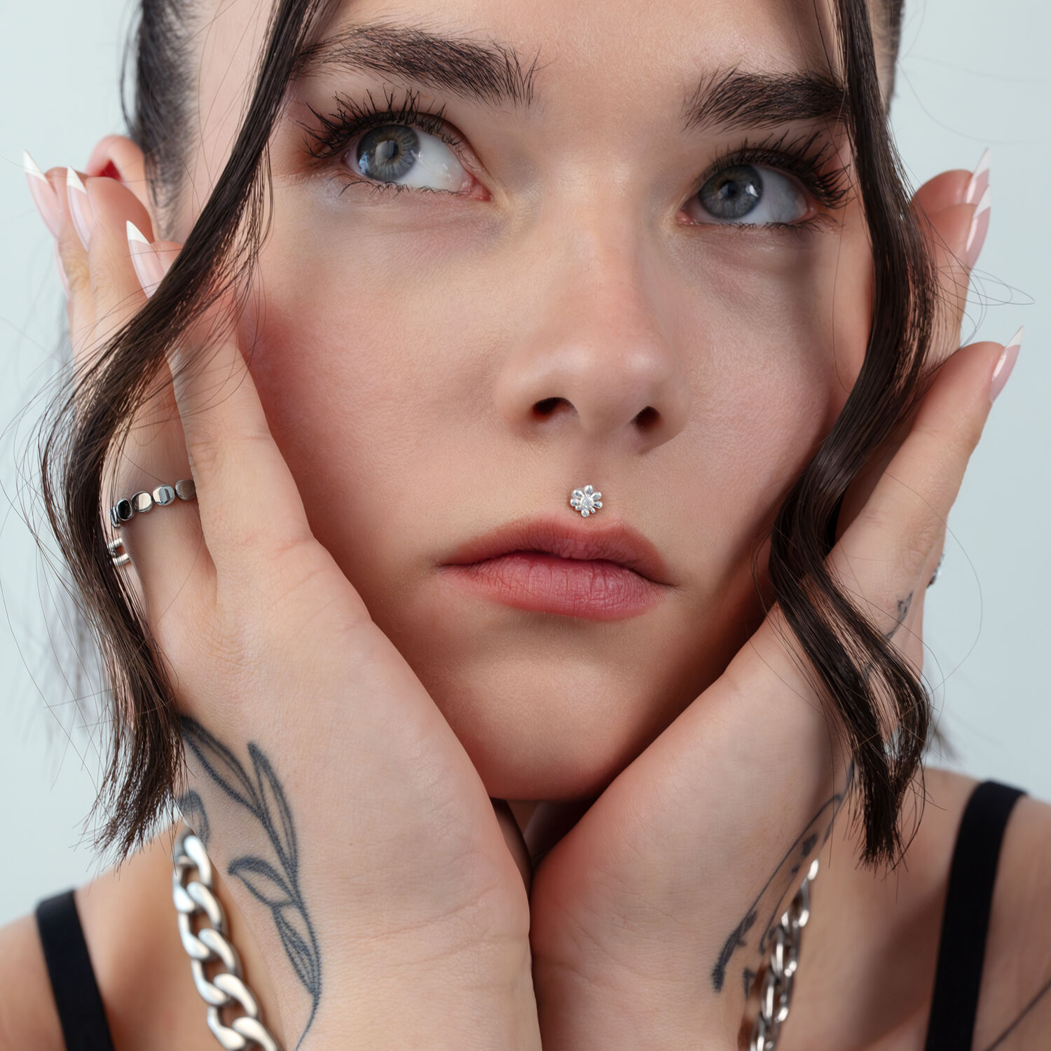 Donna con piercing al viso in cristallo argento, primo piano