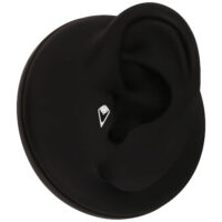 Accessorio per piercing all'orecchio nero con cristallo Accessorio per piercing nero con cristallo chiaro su un modello di orecchio nero