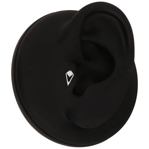 Accessorio per piercing nero con cristallo chiaro su un modello di orecchio nero