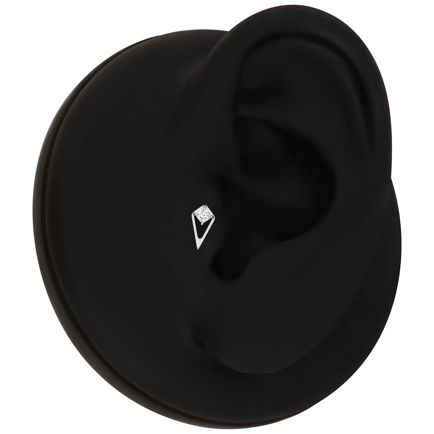 Accessorio per piercing all'orecchio nero con cristallo Accessorio per piercing nero con cristallo chiaro su un modello di orecchio nero