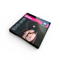 Confezione nera di un cuscino piercing Wildcat con logo e grafiche rosa.