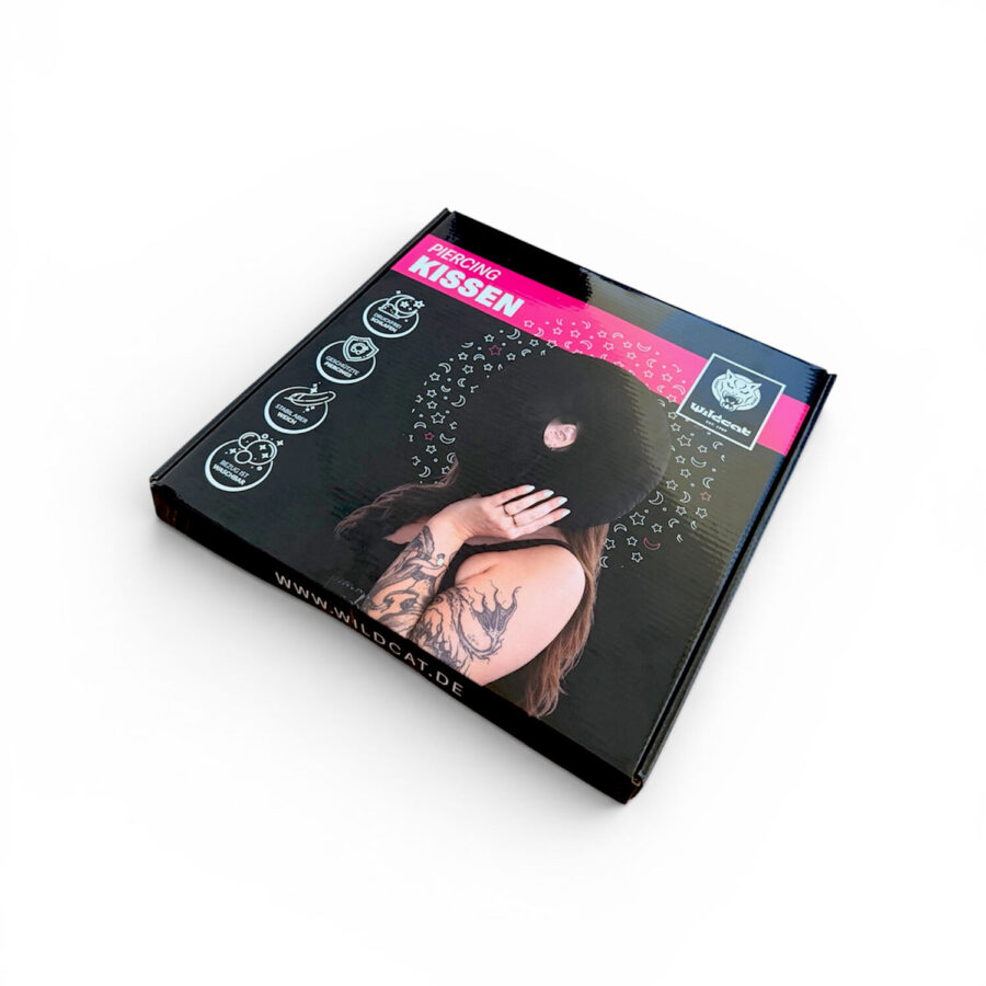 Confezione nera di un cuscino piercing Wildcat con logo e grafiche rosa.