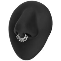 Clicker per setto nasale argento su display nero Clicker per setto nasale argento con decorazione di perle su display nasale nero
